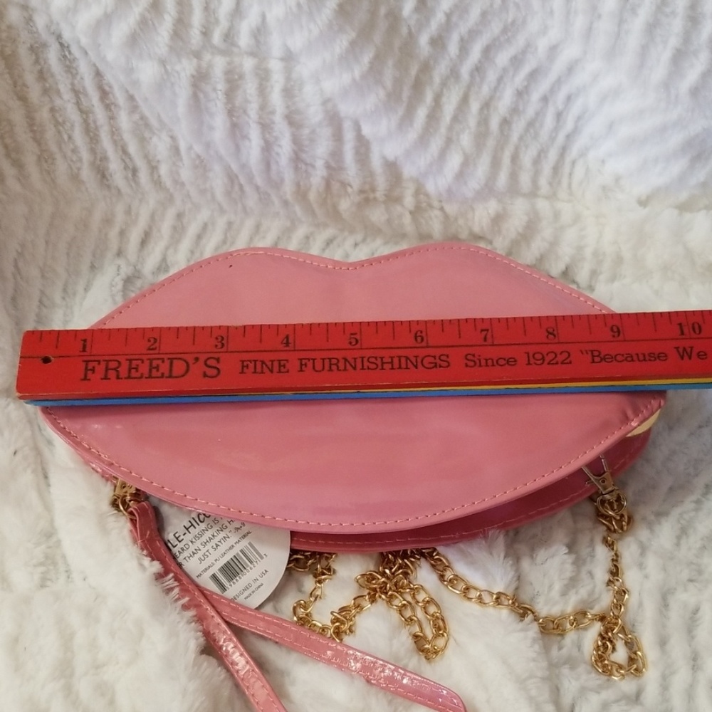 Savvy Travelers Smile Hi Clutch Pink Lips Purse - Picture 7 of 8
